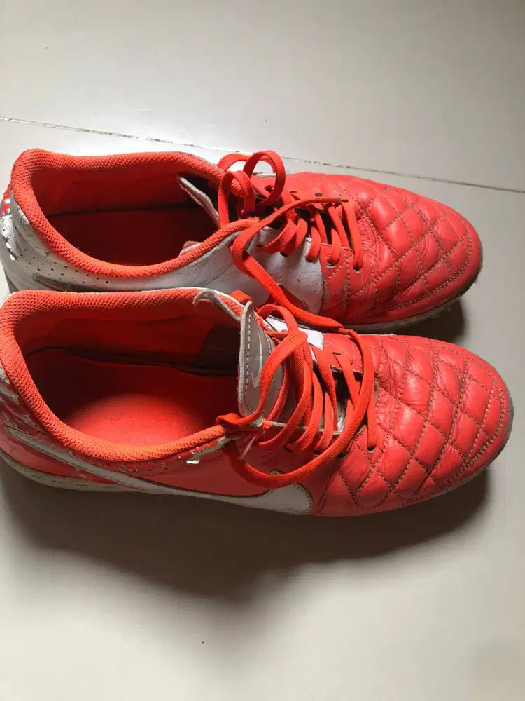 Sepatu bola futsal