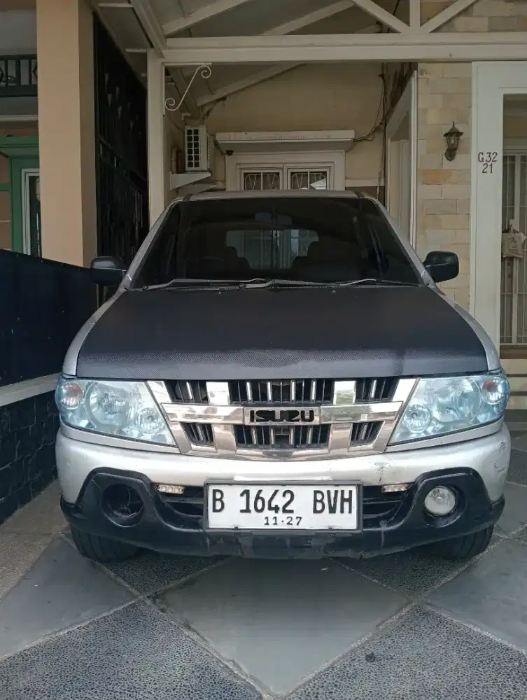 Isuzu panther LM 2011