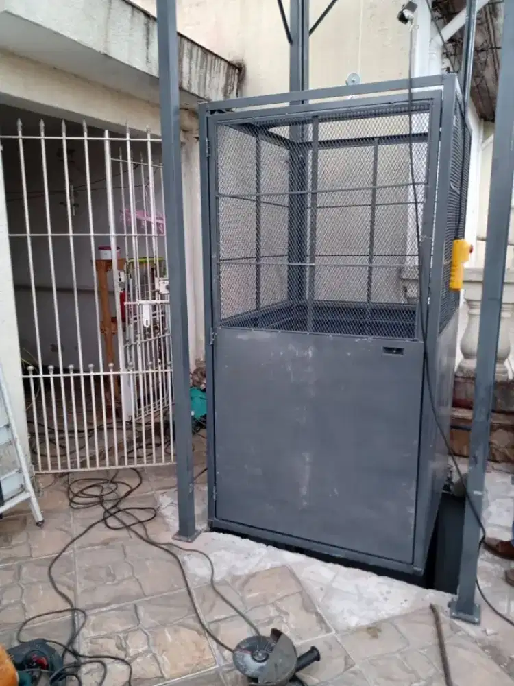 Lift Barang Modern – Solusi Angkat Barang Cepat & Aman