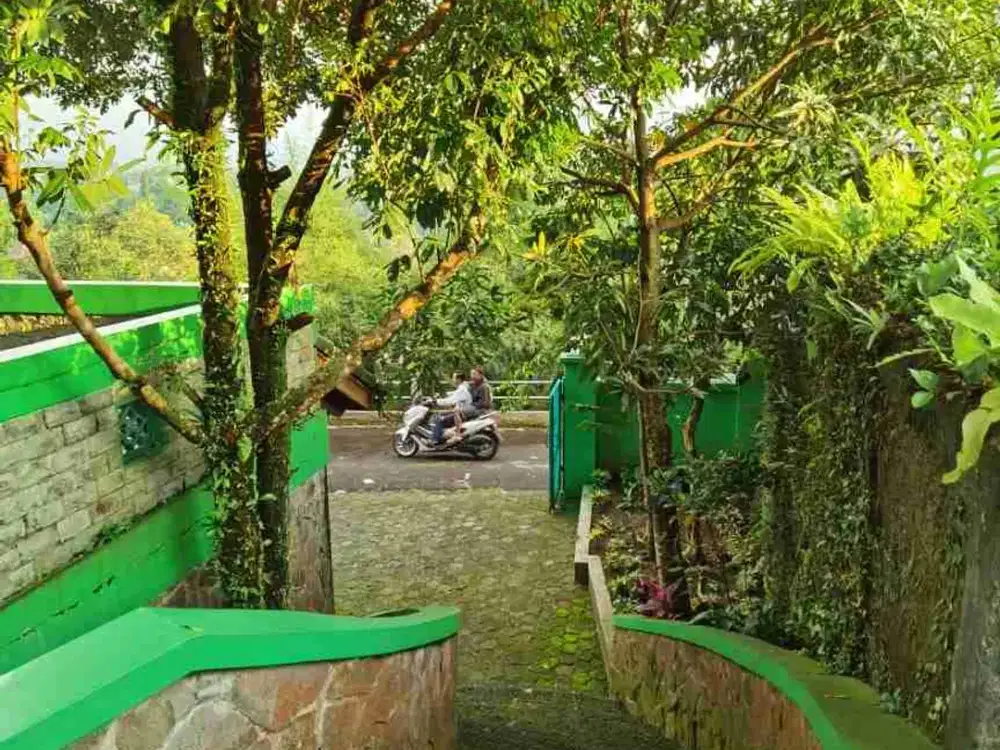 villa 2 lantai mega mendung terawat baik