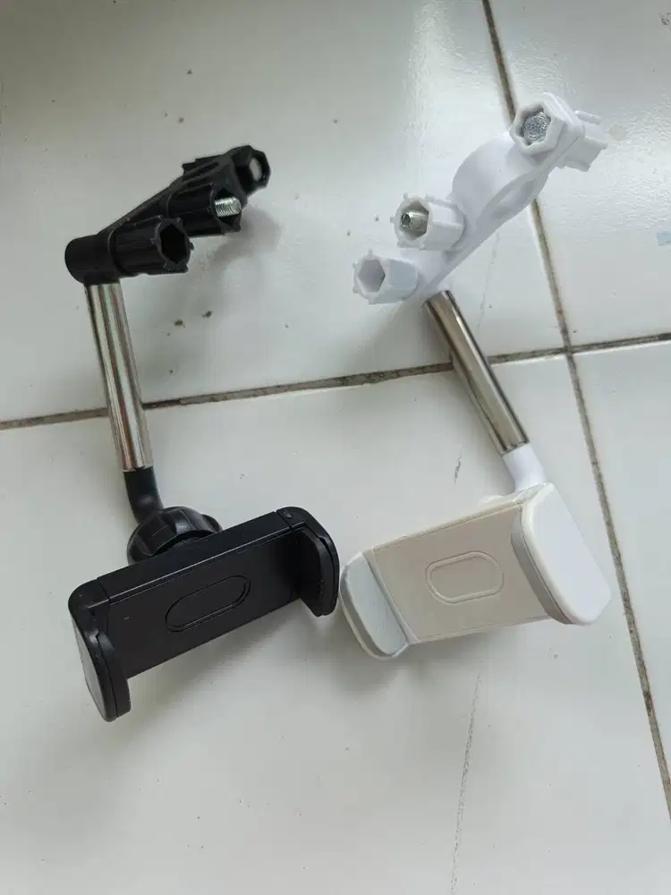 Holder HP untuk motor atau mobil. Kondisi sesuai penampakan.