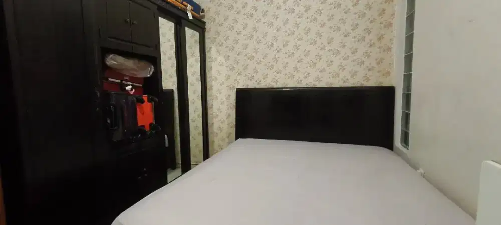 Dijual Satu set tempat tidur berikut springbed dan Lemari Pakaian.