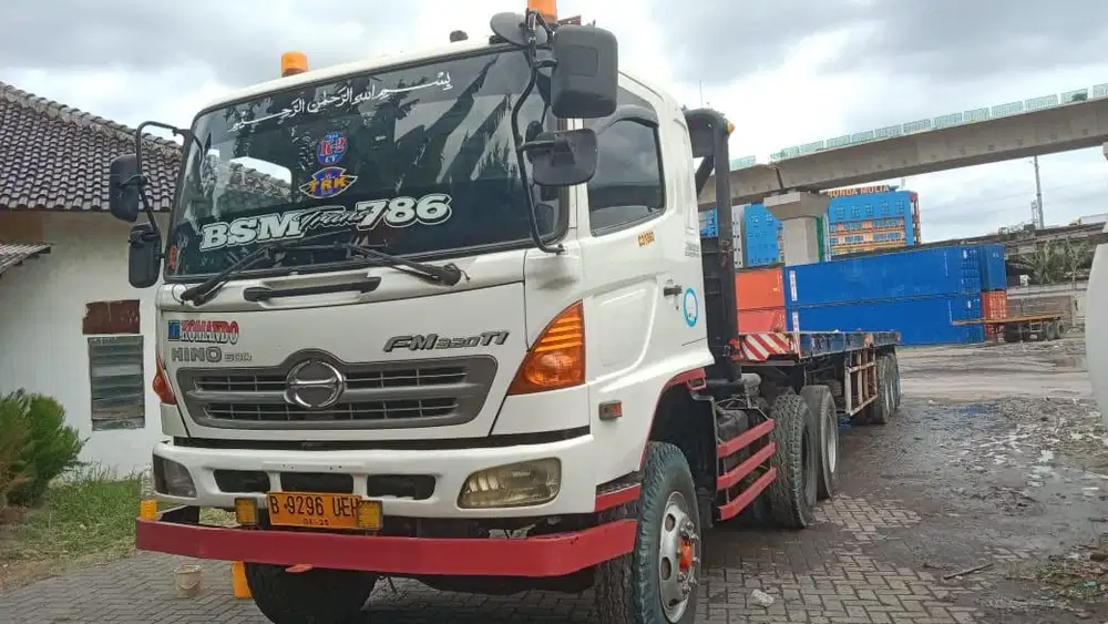 Truck Hino FM 320 TI