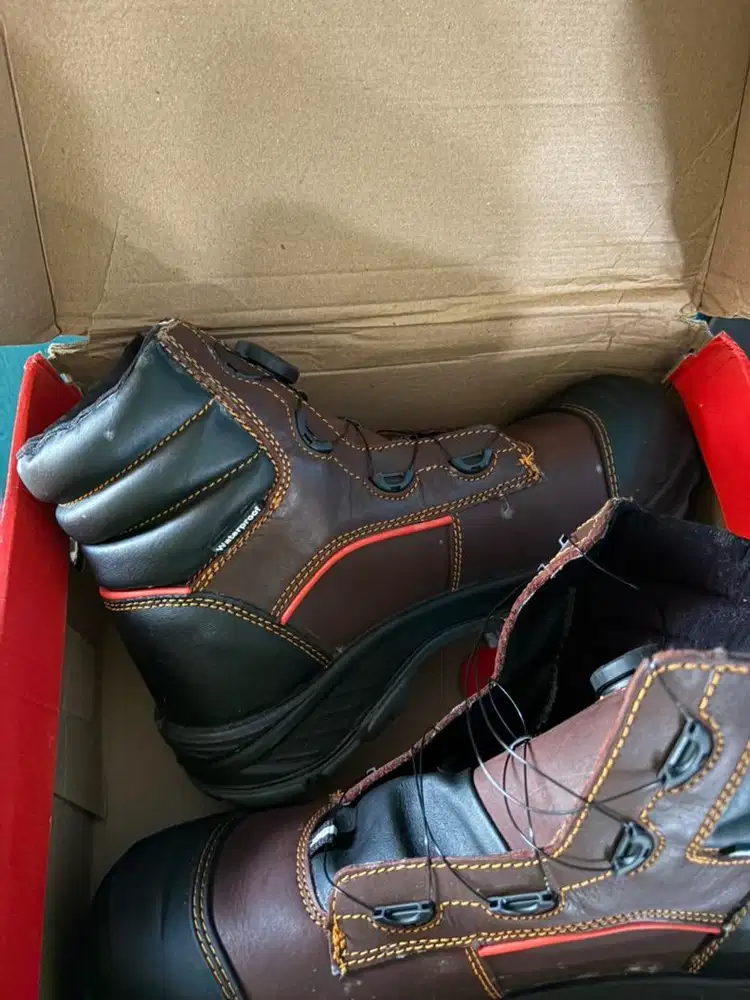 Sepatu safety middle