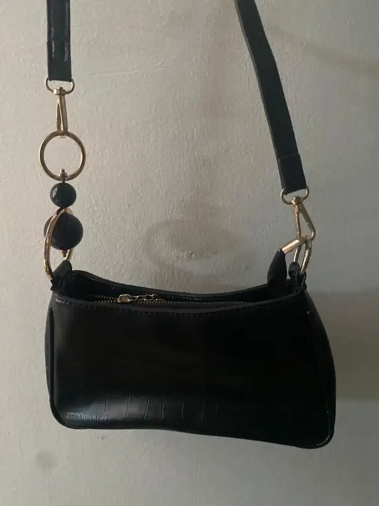 Tas kulit ular hitam