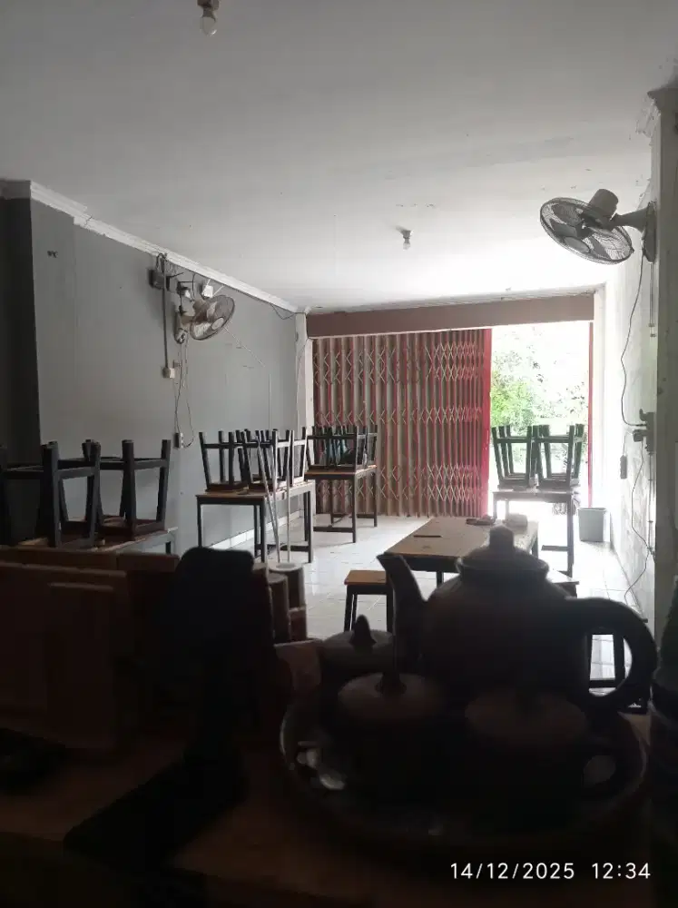 Penjaga warkop di Gunung Putri