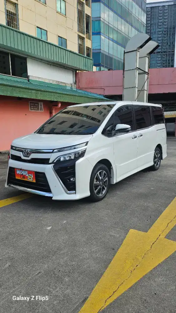 TOYOTA VOXY 2.0 AT BENSIN SUNROOF 2018 PUTIH