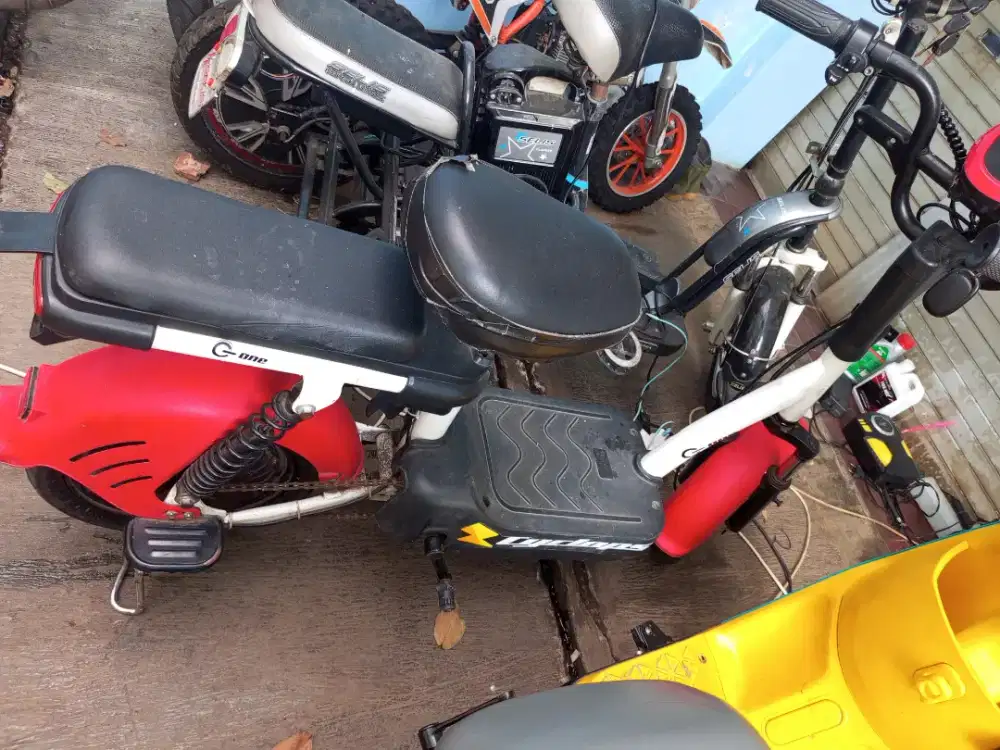 Sepeda listrik merah putih