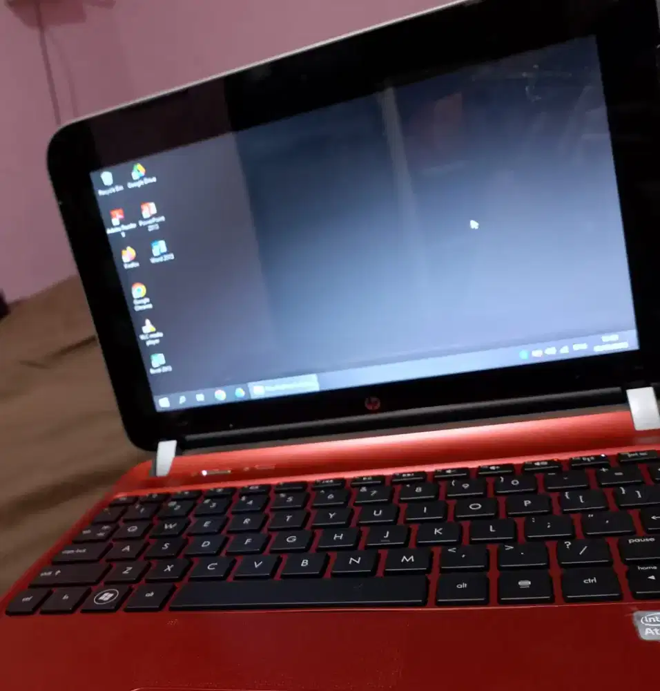 Leptop merek hp  warna merah