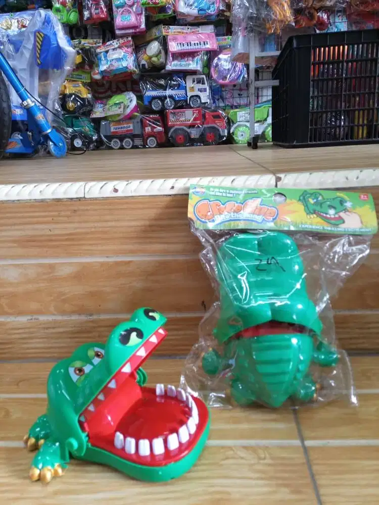 mainan anak buaya gigit