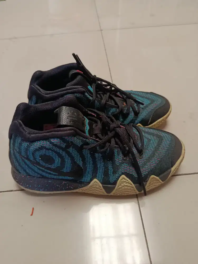 Sepatu basket Kyrie 4 EP Laser Fuchsia Limited Edition
