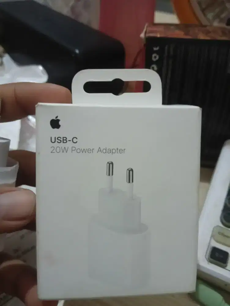 adaptor ip ori ,jual cepat masih baru bulan kemaren beli