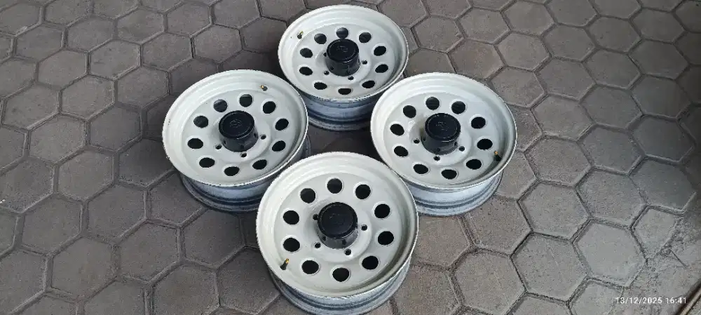 Dijual velg original untuk katana jimny feroza