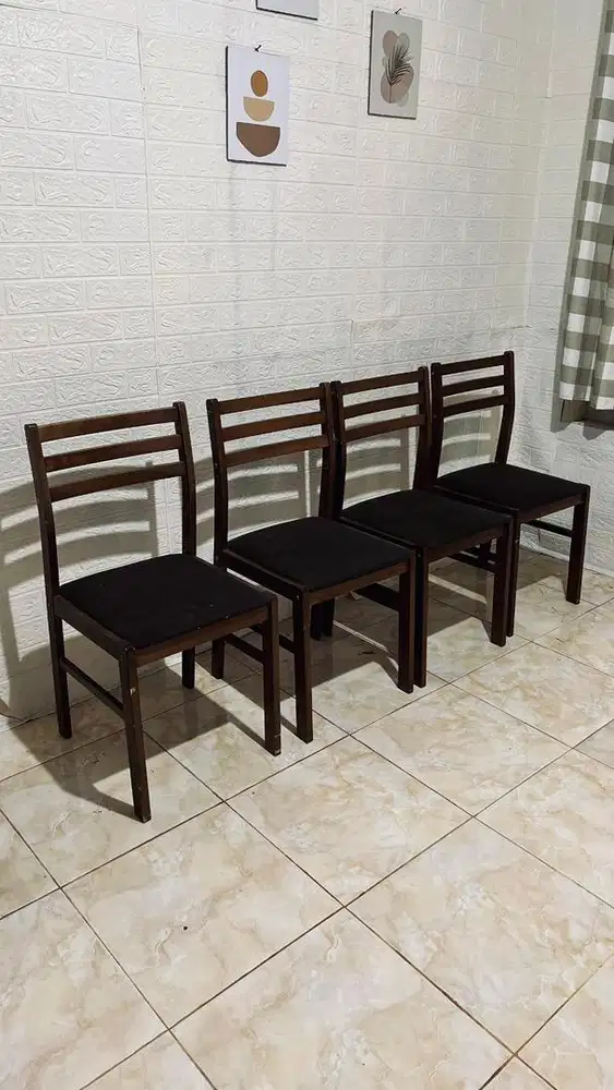 Meja makan second Informa kondisi 90% siap pakai