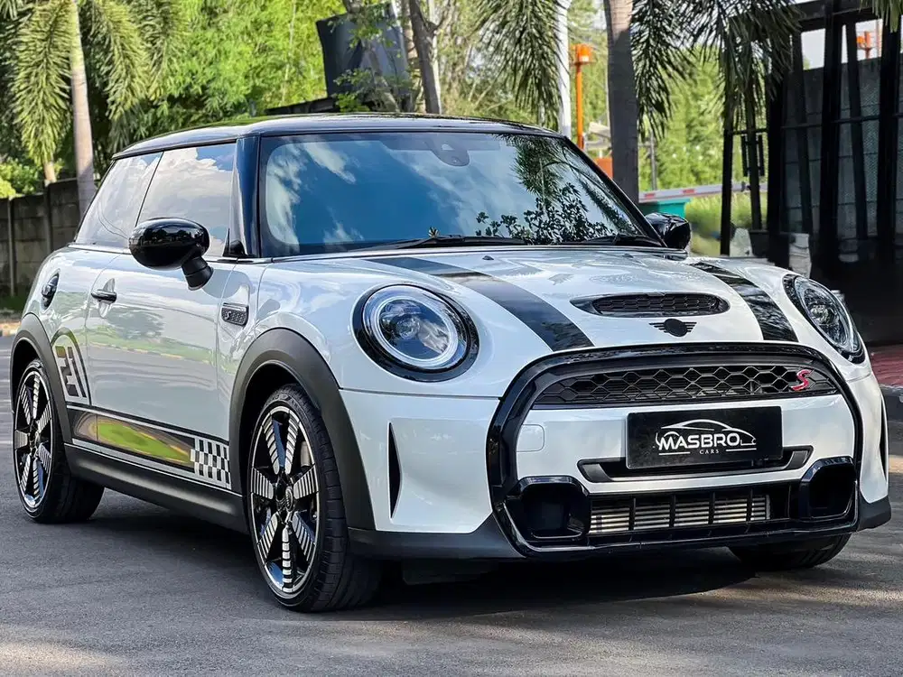 Mini Cooper S 3 doors 2024 odo 7rb Like new no minus