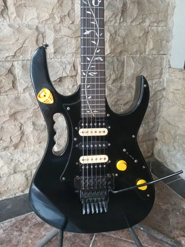 Gitar Ibanez jem flower black up down