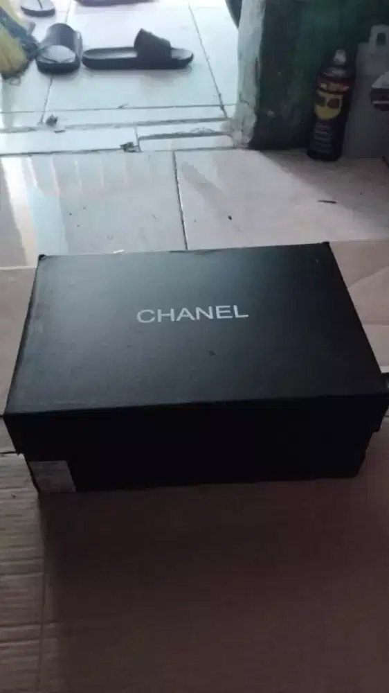 Sepatu boots merek Chanel