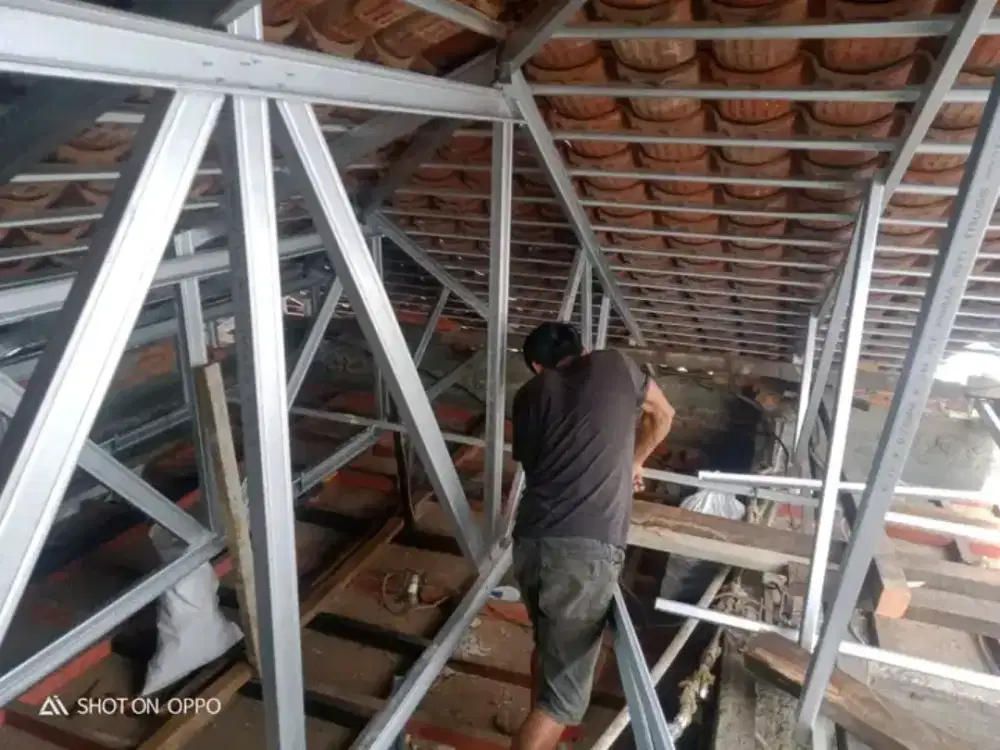 TukanG atap rmh yg bocor