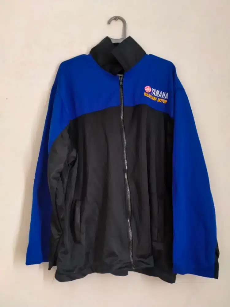 JAKET YAMAHA WARNA HITAM BIRU KAIN SINTETIS BARU