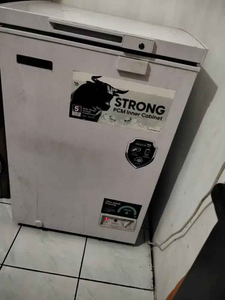 Dijual segera frezer artugo 100 lt