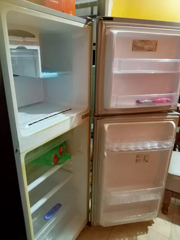 Kulkas Samsung 2 pintu RT2A warna silver