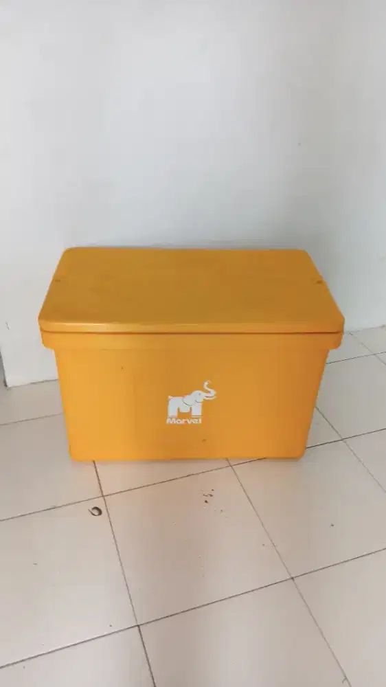 Box Es / Cooler Box Marvel Kondisi Baik
