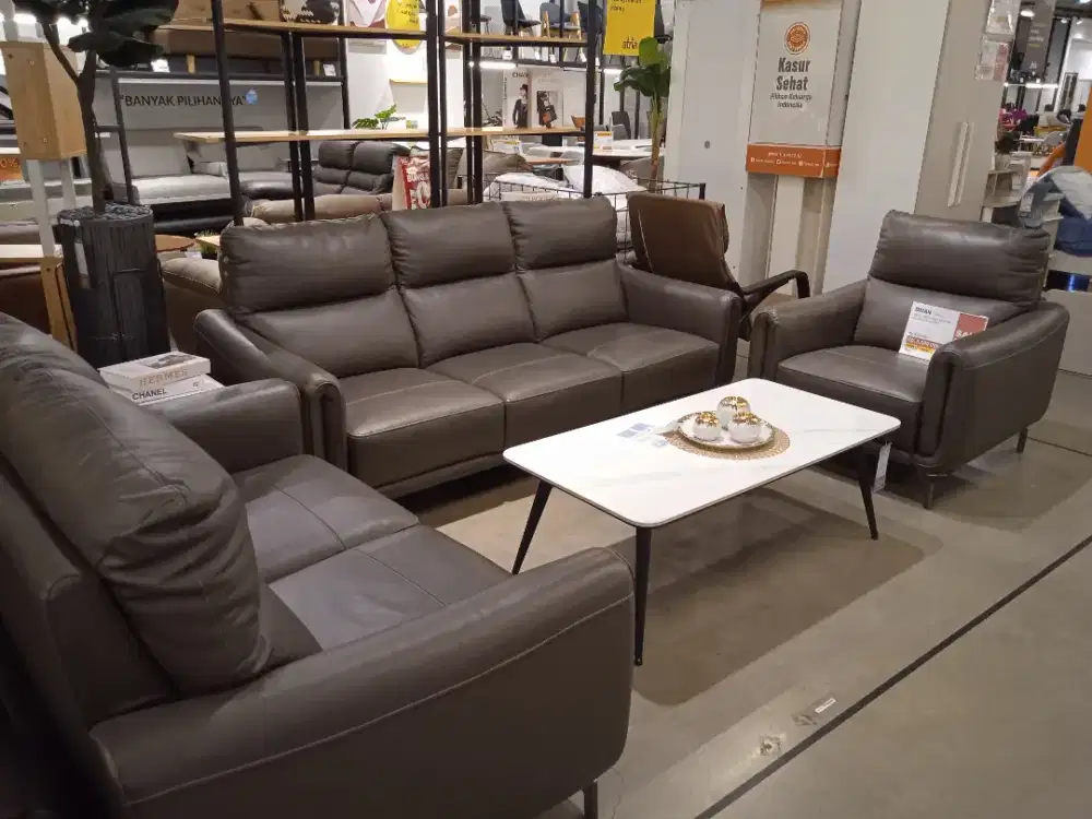 Satu set sofa bahan kulit