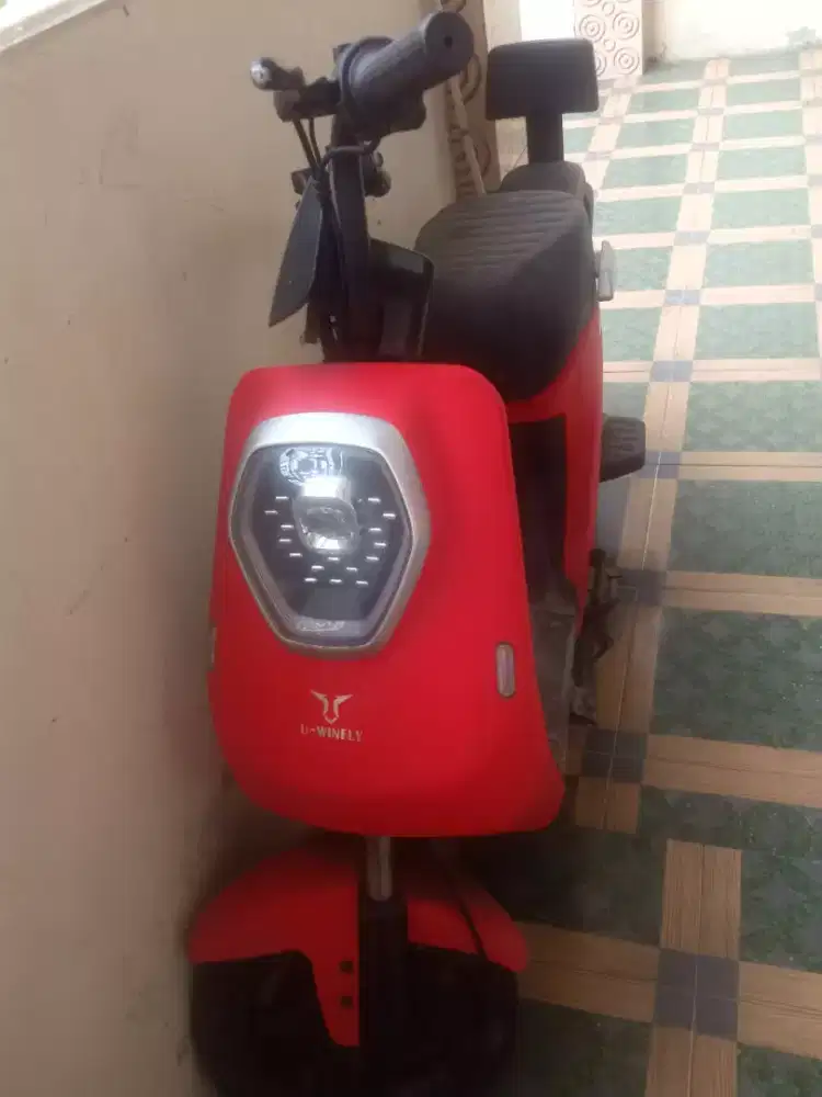 Sepeda Listrik warna merah