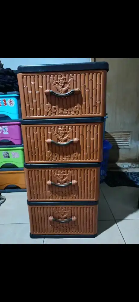 Lemari plastik Donald Bebek warna coklat