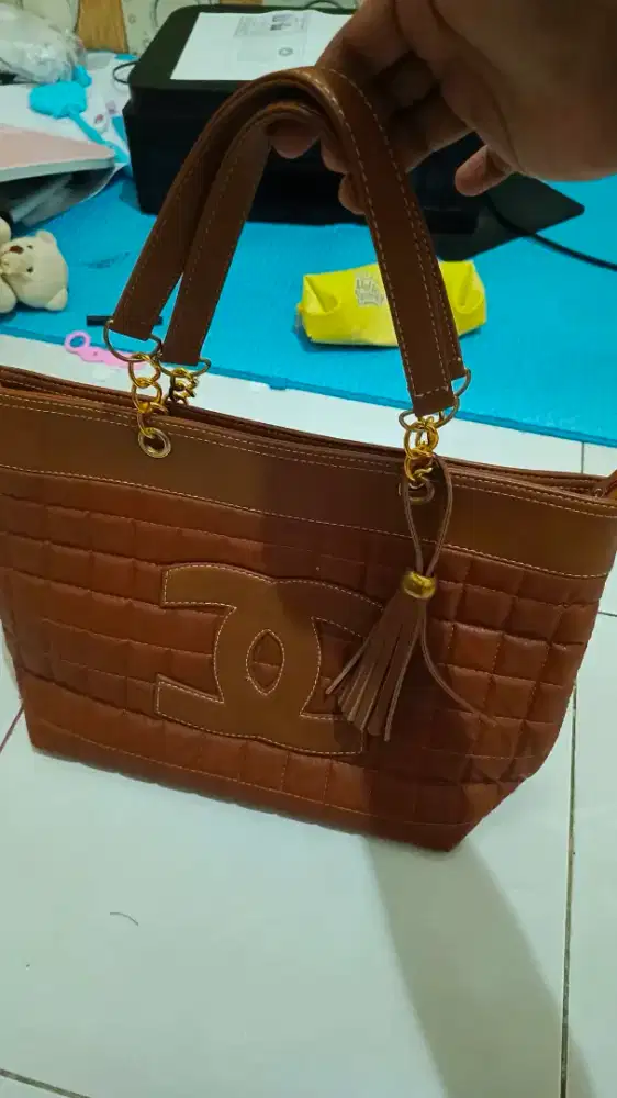 Tas wanita masih terlihat baru