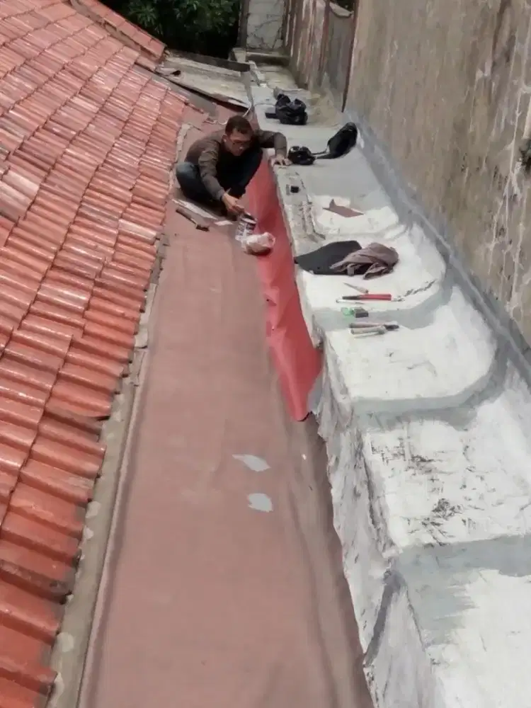 Jasa perbaikan atap bocor