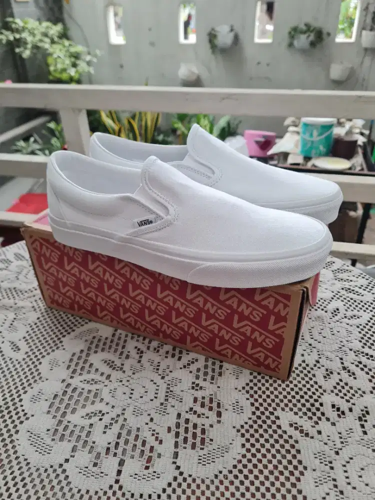 VANS CLASSIC SLIP ON TRUE WHITE BNIB ORIGINAL RESMI NAVYA