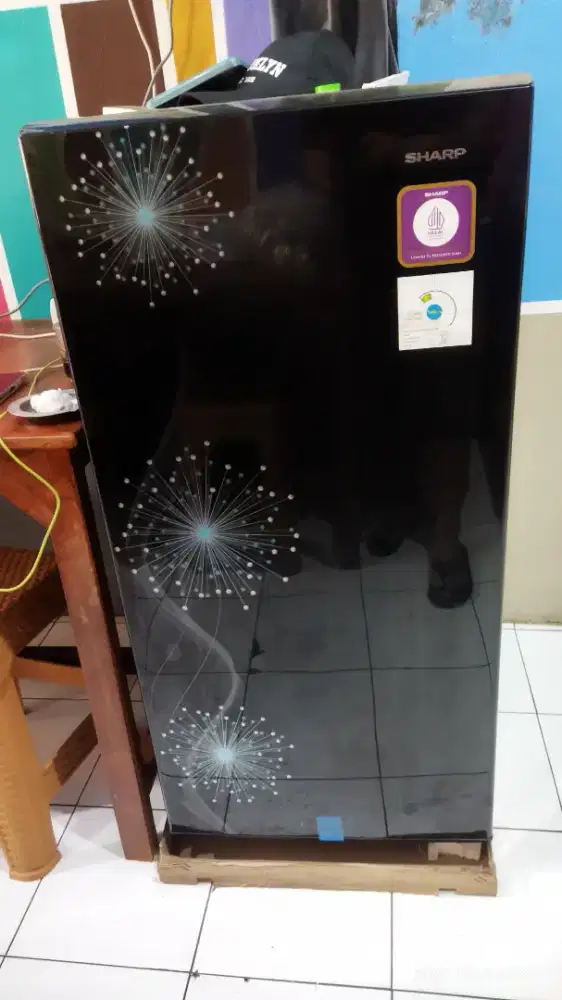 KULKAS MERK SHARP, MEJA MAKAN dan ETALASE (bekas rumah makan)