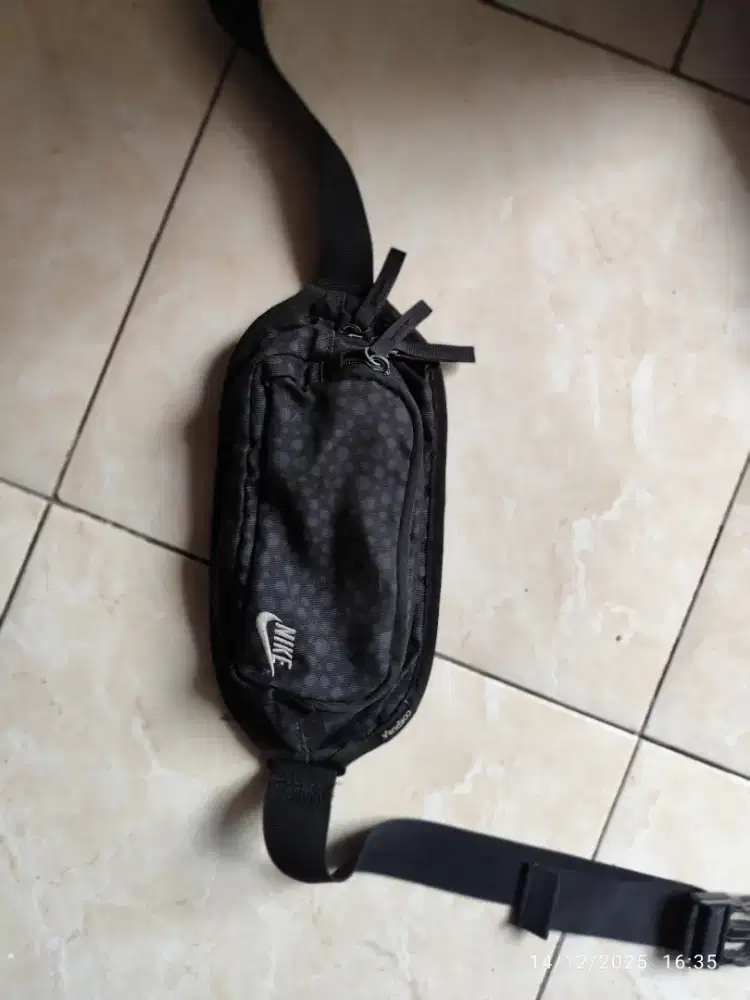 Tas pinggang Nike
