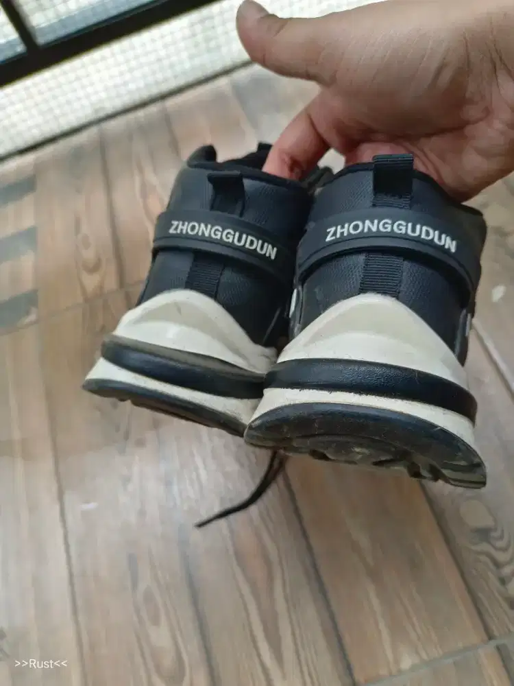 Sepatu safety model sporty size 42