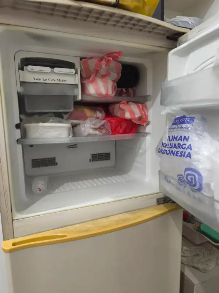 Kulkas 2 pintu mereka toshiba