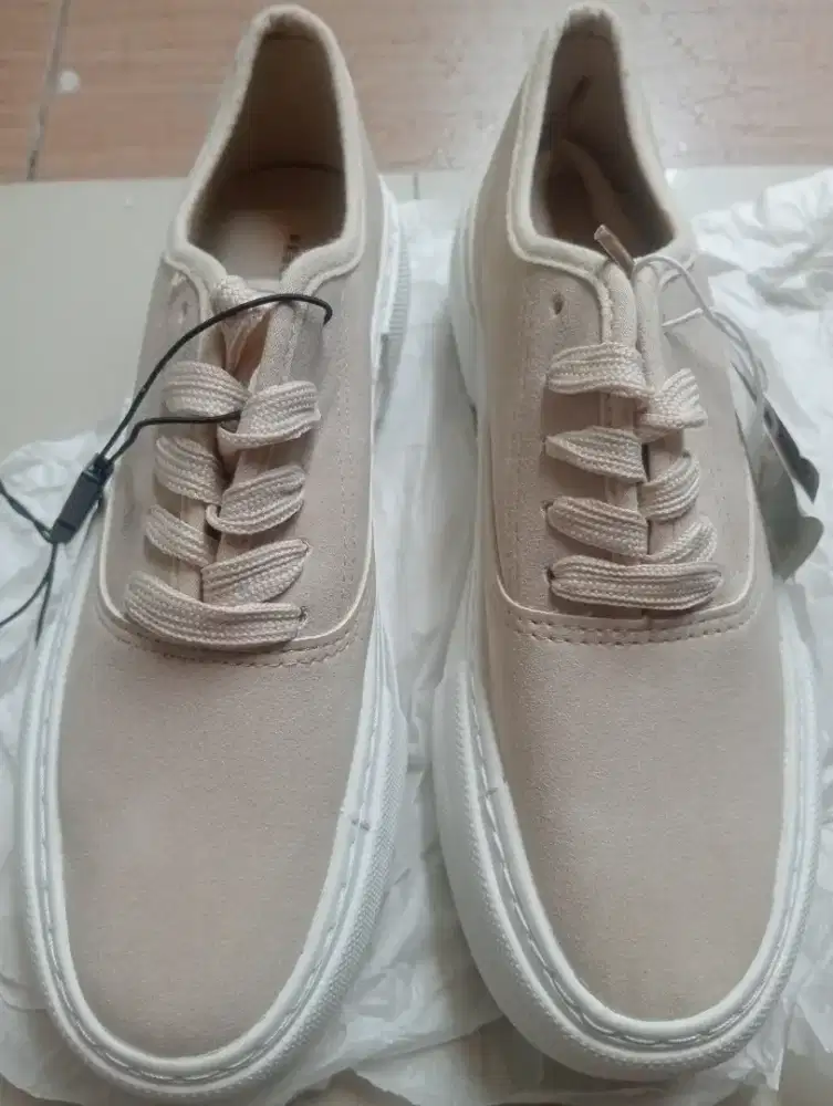 Sepatu wanita suede cream