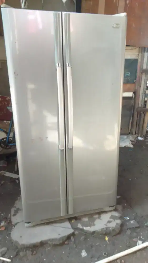 Kulkas jumbo merek LG sede by sede