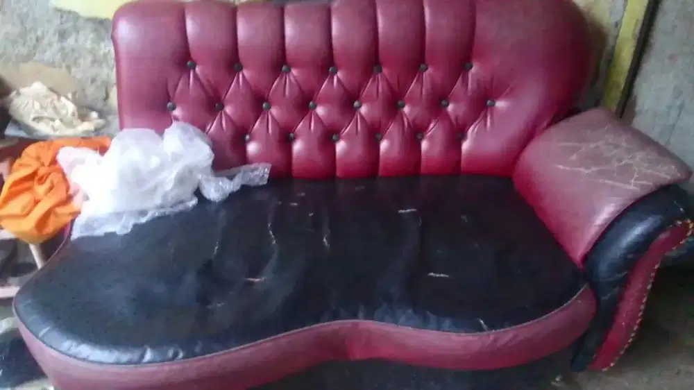 Bangku sofa dan karpet, tapi karpetnya bisa langsung chat WA aja