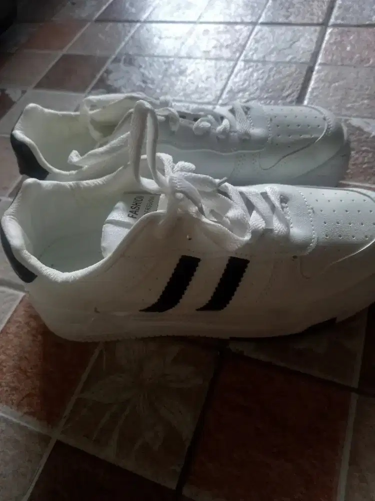 Sepatu Snakers lokal wanita