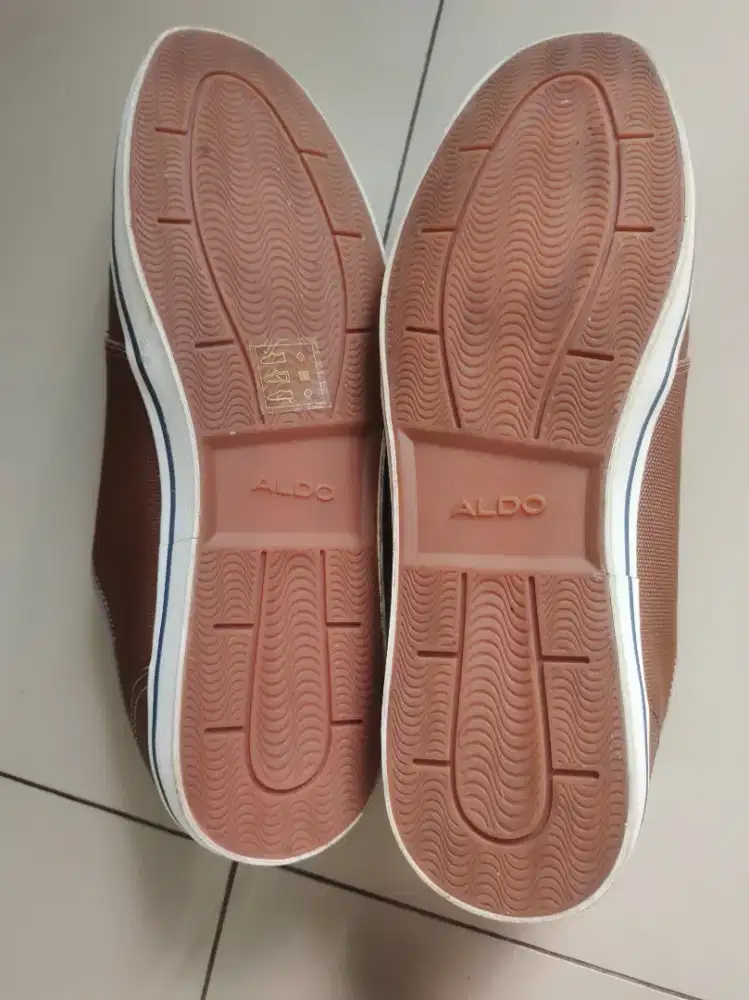 Sepatu casual merk ALDO.