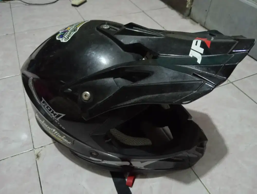 Helm trail bekas