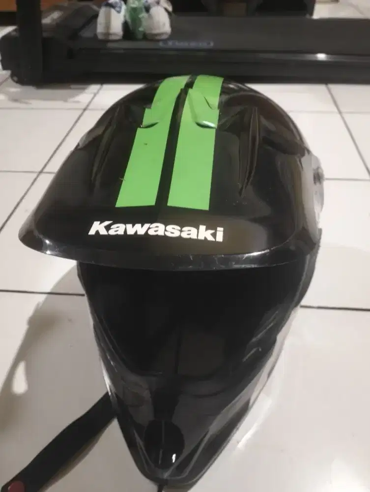 Helm kross Kawasaki dari dealer