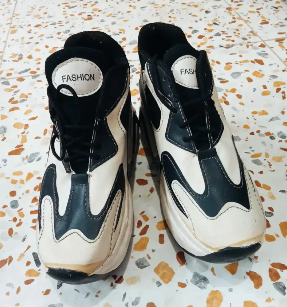 Sepatu wedges wanita Korea hitam putih