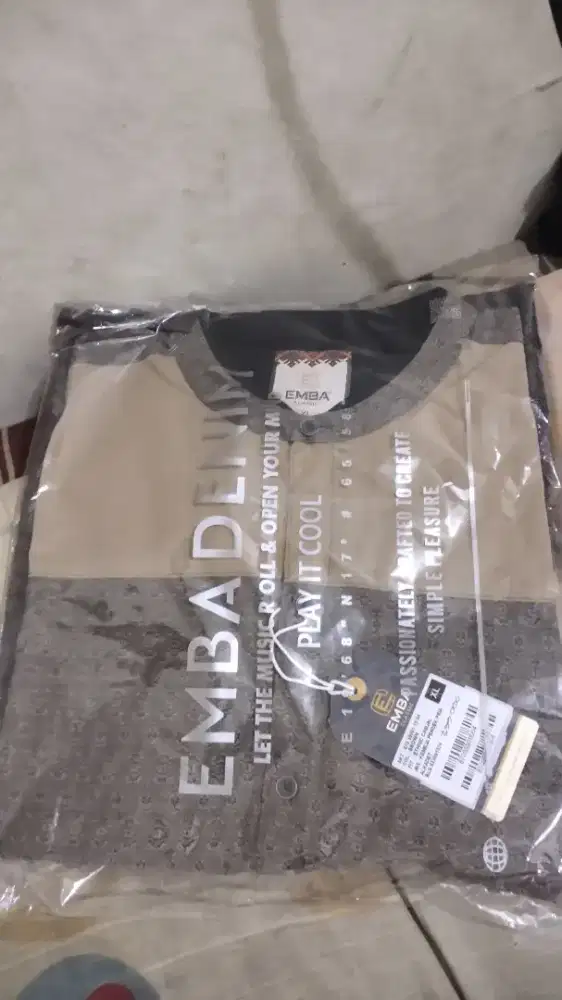 EMBADENIM kemeja lengan pendek