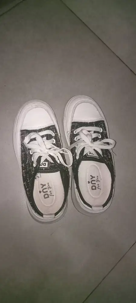 dijual cepat sepatu merk DNY UK 37