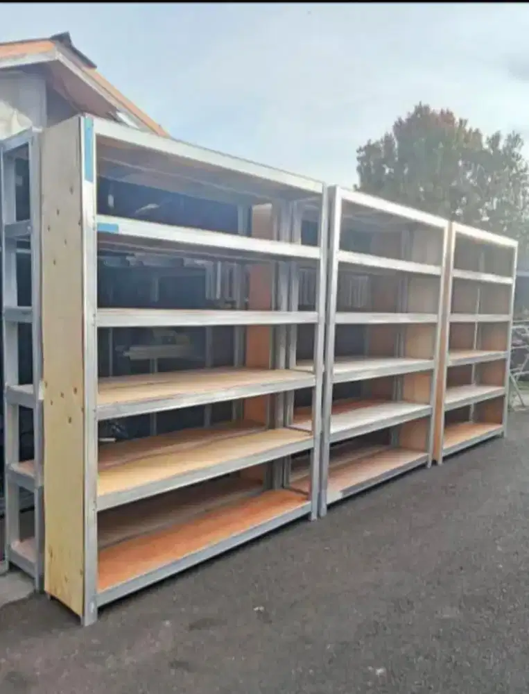 Rak-rakan pas gasan di toko-toko atau gasan jualan sembako