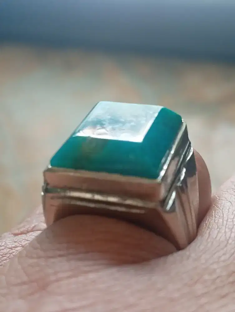 Batu bacan kotak tembus