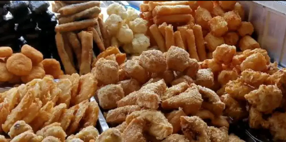 Menjual aneka macam gorengan