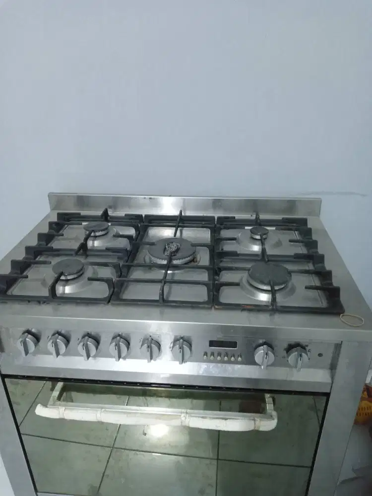 kompor freestanding Ariston